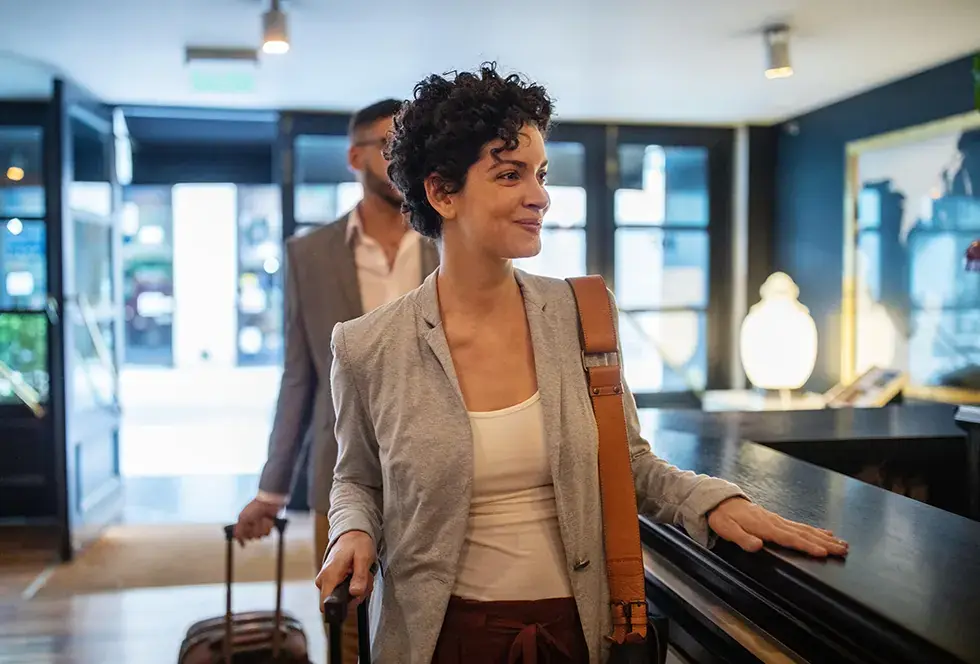 Viajera en la recepción de un hotel