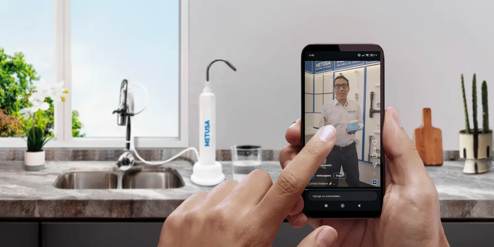 Contenido digital de Metusa presentado en un teléfono