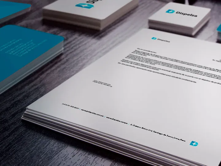 Papelería corporativa con una línea visual consistente