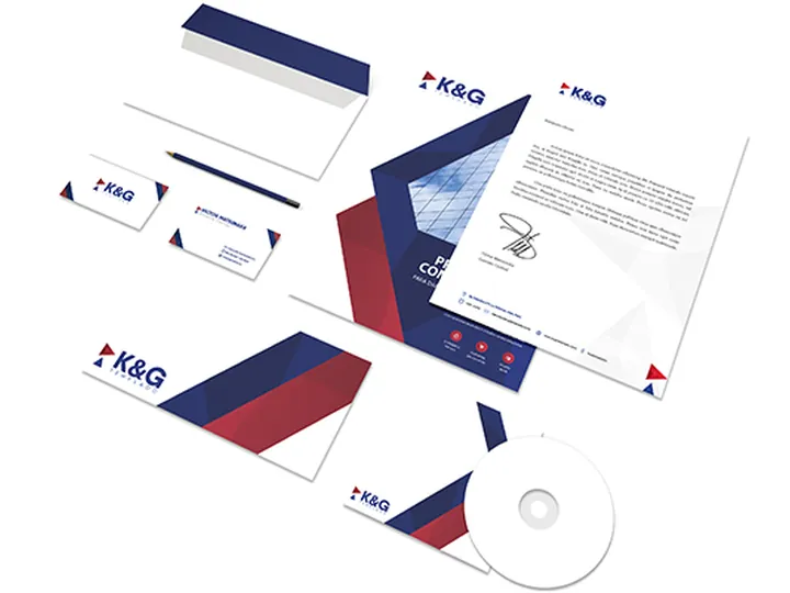 Aplicaciones de identidad corporativa en papelería y tarjetas