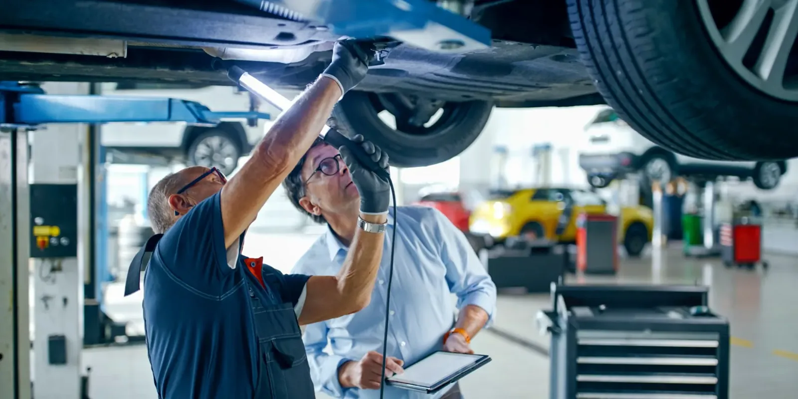Trabajo de mantenimiento en un taller automotriz