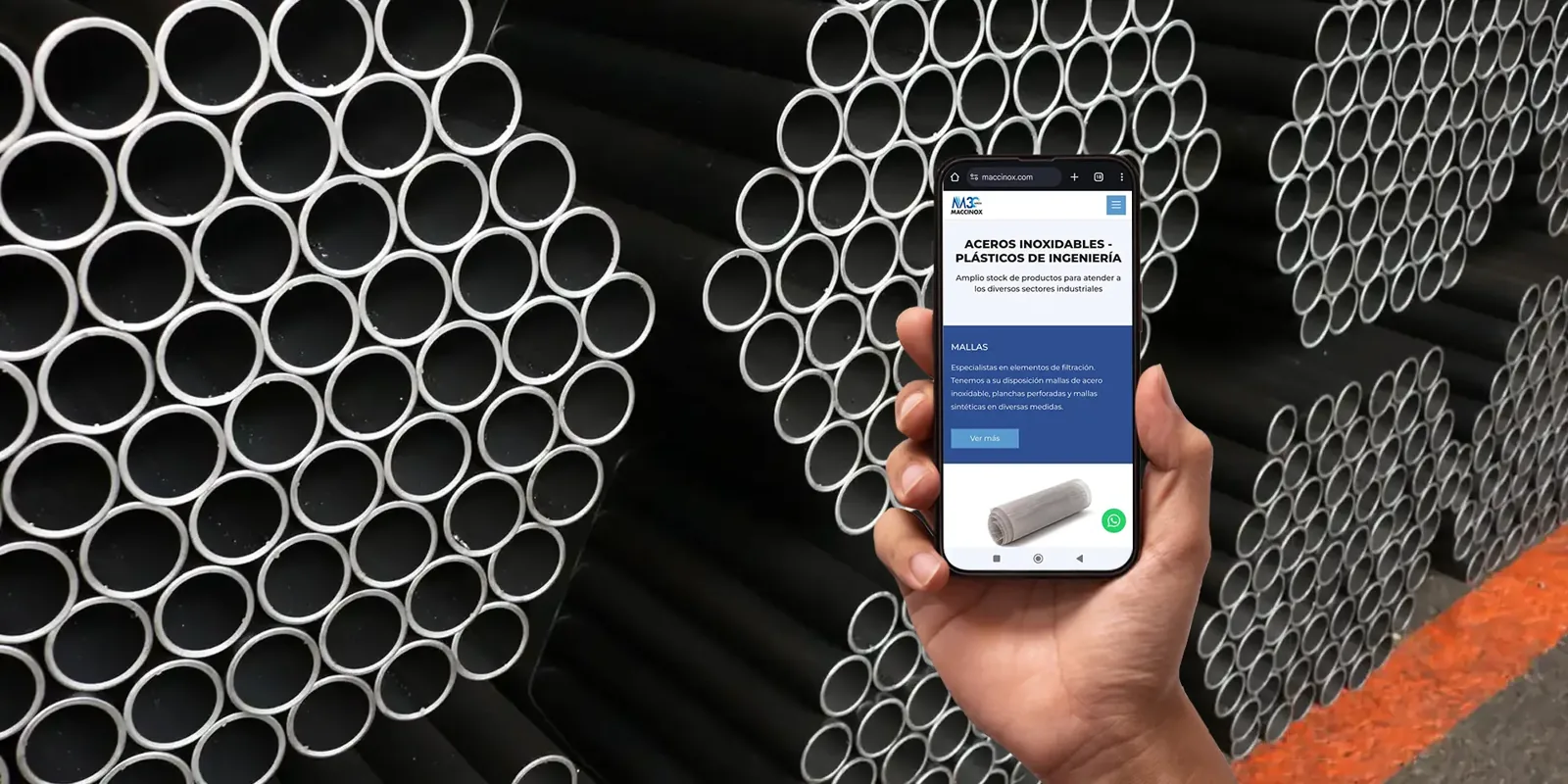 Contenido de Maccinox mostrado en un celular junto a tubos de acero