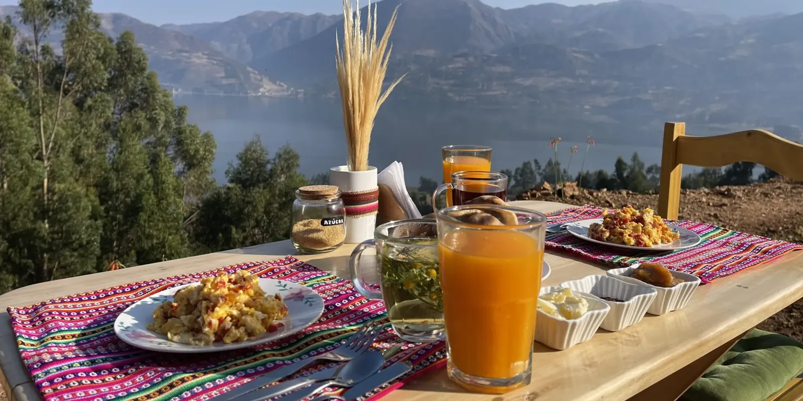 Comida y bebidas con vista a la laguna de Pacucha