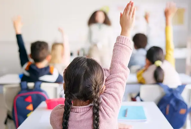 Participación de alumnos durante una clase