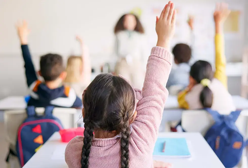 Alumnos participando en una clase