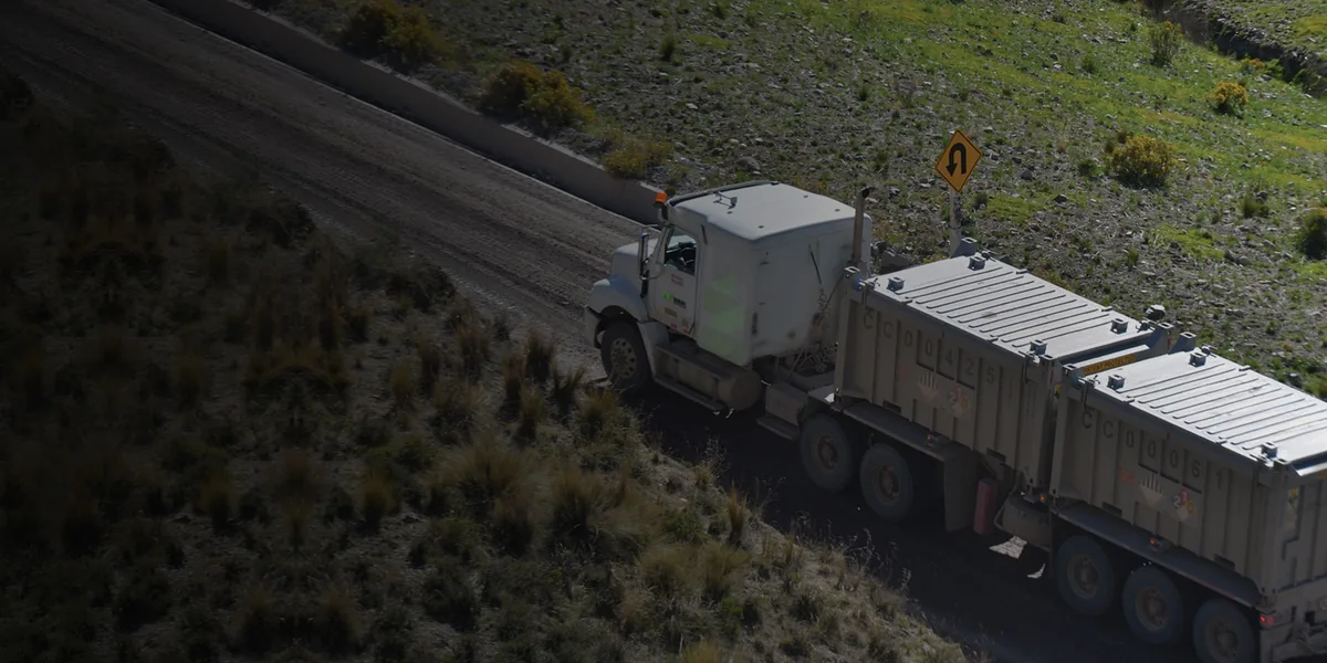Transporte de carga mostrado en el portafolio de Wari Service